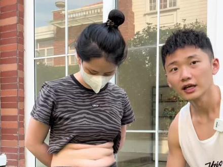 坐着的时候,肚子就像个千层罗汉一样,站起来的时候却很平坦,很可能是腹直肌分离导致的脂肪堆积,那怎么进行改善呢?