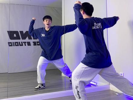 今天是龙老师5分钟保姆级教学,教你学会这个最近超火的舞蹈!自己收藏,简直不要太宠粉☺️#catchmybreath #零基础学舞蹈 #米莉编舞