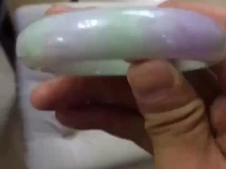 现在市面上出现很多抛光粉手镯,除了鉴定机构鉴定外,今天教大家自己在家里如何鉴定有无抛光粉!一定要看完这个视频哦