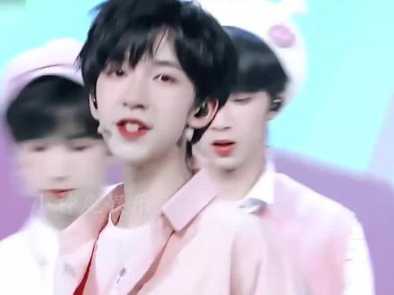 李飞安慰恐高的宋亚轩 罚款5块奖励就奖励2万#宋亚轩 #刘耀文 #马嘉祺 #张真源 #严浩翔 #时代少年团