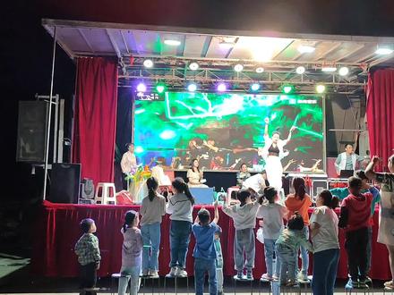 不一样的舞台,给你不一样的感觉,实拍皖北农村婚礼演出现场#演出现场拍摄 #歌舞表演 #舞台无处不在