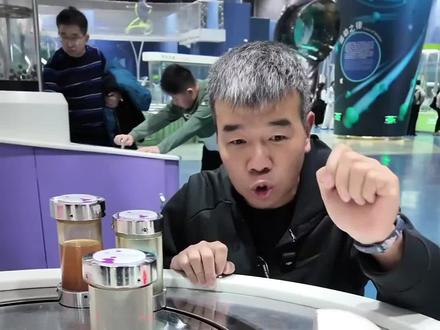 丁达尔效应 自然界中这个最常见,早晨的森林,多云的潮湿天气,都能生成丁达尔效应#丁达尔效应出现的时候光就有形状 #丁达尔效应 #达利园效应 #物理 #王老师玩儿科学