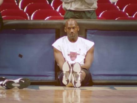 98年总决赛公牛遭遇内忧外患,此前数次拯救球队的乔丹这次又会书写何种传奇?#nba #乔丹