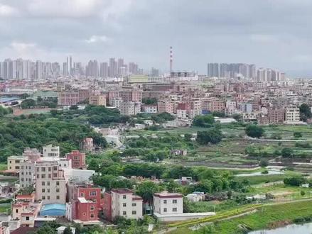 合肥盯住了桐城,安庆这次守得住吗
答案很明确:经济发展核心赛道上,安庆难守主导权,桐城正加速融入合肥都市圈,“合肥主导、安庆协同”已成定局。
一、合肥“紧盯”:立体绑定不留缝隙
合肥对桐城的“锁定”,早已从规划落地为实质动作。政策上,省级文件明确桐城为合肥都市圈南翼门户,桐城自身更出台专项措施,将“融入合肥”作为冲千亿的关键;反观安庆,行政代管下难争省级战略倾斜。交通上,合安高铁20分钟直达合肥,淮桐高速、G237改建等工程持续加密路网,而安庆与桐城仅一条饱和高速相连,时空差距拉大。产业上,合桐产业走廊已引23个亿元项目,国轩新能源、合工大研发中心落地,60%创新项目源自合肥高校,2024年桐城高新企业达140家,与合肥的协同度远超安庆。
二、安庆“难守”:实力落差消解影响力
安庆对桐城的纽带正不断弱化。经济上,合肥2024年GDP1.66万亿元,是安庆的4倍多,“芯屏汽合”产业能给桐城千亿级市场,而安庆以化工、纺织为主的产业,与桐城绿色包装、新能源零部件产业难互补。文化上,桐城派虽为联结,但桐城已推出“合肥科创+桐城文化”旅游线,2024年合肥游客占比35%,文旅重心北移。民生领域,桐城籍学生考合肥高校比例是安庆的2倍多,赴合肥就医人次是安庆的3倍;服务效能上,合肥“一网通办”1天完成技改备案,安庆需3-5天,企业选择一目了然。
三、最终格局:守不住经济,留得住协同
安庆并非完全“失守”,在文化传承、基础教育、医保结算等领域仍有协同价值,但经济、产业、科创等核心维度,合肥主导地位已不可撼动。对桐城而言,这是主动选择——借合肥产业势能,保安庆文化底色,成其最优路径。#合肥 #合肥都市圈 #桐城 #安庆