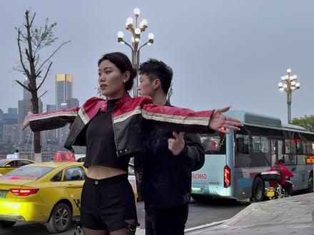 #陈炳林来重庆也得拍机车挑战 #重庆机车 妆容精致,机车凌厉,一半是温柔,一半是不羁 #摩托车 #随拍