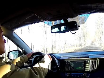 红绿灯控制是停止线之前的位置那么你在停止线后后撤,而且左侧地下是虚线,地下还有掉头的交通标线,那么这种情况呢不受红绿灯控制,你可以掉头但是要避让直行车辆