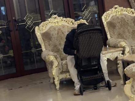 娜塔莎很幸福,姑姑们和婶婶们都对她疼爱有加