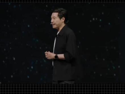 雷军强烈建议大家现在就换手机:未来两年,据我们的预测,内存还会持续上涨,手机的售价不得不跟着上涨,手机可能会越来越贵。如果你有计划未来一年换手机的话,我强烈推荐你,现在就换,最好都能换小米,尤其是小米17Max,仅售4799元起,小米17的放大版,重点是涨价并不是空穴来风。卢伟冰也说过,接下来的高端最大内存版本要突破万元旗舰,这样的表现,你说安卓还怎么和苹果打呢?完全不是一个级别了#小米