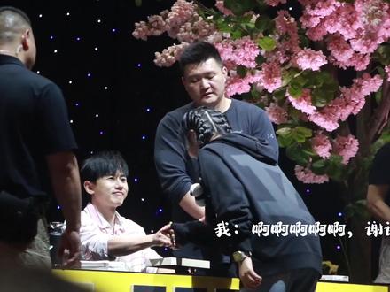 #张杰签售会 这真是最顶级的签售会,张杰歌迷最幸福,谢谢你鼓励我,期待和你合作的那一天🥰