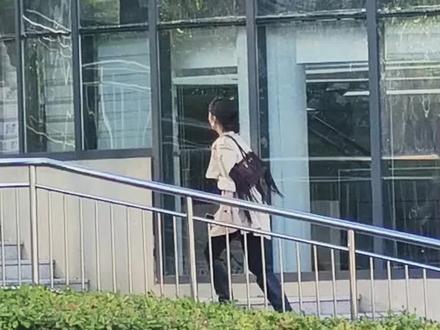 偶遇章若楠拍《想把你和时间藏起来》✨ 风衣配长靴又美又飒,氛围感超绝,每一帧都像画报,期待新剧上线!#章若楠 #沈千盏 #想把你和时间藏起来 #章若楠新剧