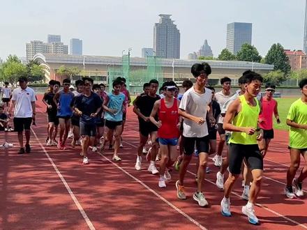 调整训练,4分30秒配速慢跑60分钟。分享一下我日常跑步训练用的两款手表#跑步 #体育生 #田径