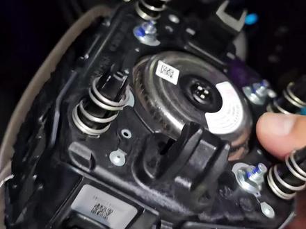 比亚迪汉方向盘异响,更换了两次气囊游丝无效,问题在气囊弹簧,会和方向盘摩擦发生卡顿。如果遇到该问题,拆掉气囊即可判定问题原因,适用于宋,海豚等比亚迪车型!#比亚迪 #比亚迪汉 #方向盘异响 #修车