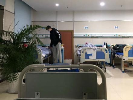 家里有老人阳了后,一定要及早送医院住院观察,没有侥幸可言。最近身边突然阳了然后走了的老人太多了。