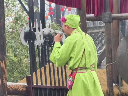 看看田老师到底跳了多少遍我晒干了沉默,怎么大家感觉还是摇摆的幅度不够呢?是不是现在已经不油了,感觉没有视频里刷到油腻了#田一名 #田一名晒干了沉默 #万岁山斗舞还是太有节目了 #策马万岁山一梦入江湖