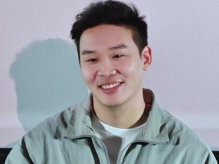 《今晚正好》里的徐秋是马思纯演过的最适合她的角色 《今晚正好》讲述了一个纯爱版的one night in Beijing的故事,很少有人可以把“不在乎天才地久只在乎曾经拥有”拍得如此真诚接地气又不失浪漫。
导演赵八斗是个氛围感制造大师,以轻盈细腻的镜头语言和充满诗意的光影,勾勒出当代都市男女想爱又怕受伤害,大胆试探、暧昧拉扯,一边清醒一边沉沦的情感缩影。
马思纯饰演的徐秋非常鲜活,是北漂版的黎吧啦,比黎吧啦更加清醒主动、敢爱敢恨,充满了生命力,既有都市女性拿得起放得下的成熟洒脱的一面,又有珍惜当下豁出去爱的勇敢浪漫,结局留白更让这个角色完全立起来了,可以说这是马思纯迄今为止接到的最适合她的一个角色。
陈昊森饰演的陈宇宙也非常有意思,一个有点傻气又文艺敏感的肌肉男,以少年感与野性和马思纯碰撞出“姐狗CP”的火花,内敛躲闪的眼神与真诚的肢体接触,将角色的笨拙纯粹刻画得入木三分,两人对手戏张力十足,而且笑点频出,那句“注意看,这个男人叫小帅”让全场都笑喷了。
张艺凡饰演的小草莓也让人眼前一亮,外表前卫叛逆,内心渴望真爱,可以自欺欺人放纵自己装着爱下去,可一旦有人点破,她就能骑着房间里的大象勇敢飞出去,太飒了!
#电影今晚正好 #马思纯 #陈昊森 #张艺凡 #北影节