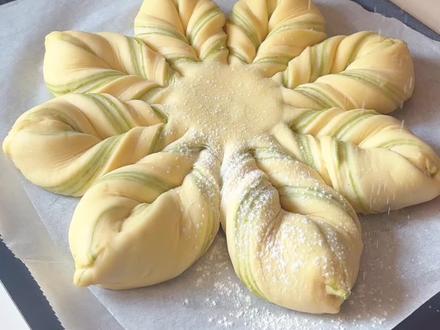 圣诞限定雪花面包!冬日应景美食
不用模具,就能做出冬日限定雪花面包。如果下雪天做一个雪花面包,是不是超应景啊。
食材⬇️
高筋面粉285g
牛奶160g
鸡蛋一个
盐3g
糖25g
酵母3g
黄油25g
馅料90g (30*3)
温度:上火160度下火180度烤18分钟
🍀内馅可以换成自己喜欢的椰蓉馅,奶酥馅,巧克力馅。#创意美食#烤箱美食#圣诞甜品#圣诞限定#治愈系美食