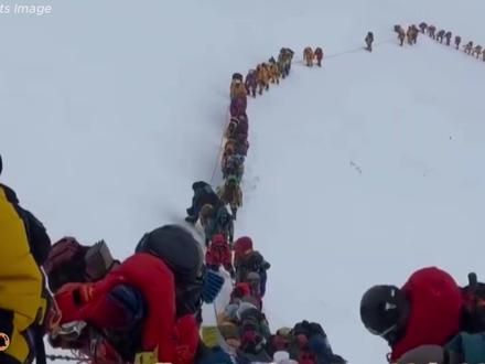 珠峰2026 年轻的夏尔巴与无氧滑雪传奇 2026珠峰攀登季再传悲讯 年轻夏尔巴在洛子壁筹备冲顶时坠落遇难 成为本季第三位逝者 与此同时 波兰登山家完成了从洛子峰至大本营的无氧滑雪壮举 同一座山 两个截