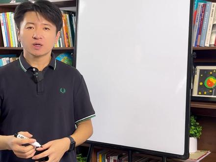 有时想喝,有时不得不喝,怎么样喝能让身体感受好点? 本视频仅针对健康成年人,不鼓励任何饮酒行为,不构成任何医疗建议,如有身体不适,请及时线下就医。
从酒前、酒中、酒后这三个关键环节,帮大家通过简单的生理代谢干预,把酒精对肝和胃的伤害降到最低,也能少遭点宿醉的罪。
一、酒前
大家记住,喝酒前30到60分钟,一定要吃点东西垫一垫,不用吃饱,垫个肚子就行。首选高蛋白、高脂肪的固体食物,比如煮两个鸡蛋、吃几块瘦肉、抓一把原味坚果,或者一小块奶酪都可以。这类食物能放慢酒精进入小肠的速度,还能保护胃黏膜,避免空腹喝酒时,酒精直接刺激胃酸分泌,又快又猛地上头,既容易醉,对胃和肝的伤害也大。另外要注意,牛奶、酸奶、白粥、甜点还有油炸食品就别吃了,不仅起不到防护作用,反而可能加重身体负担。
二、酒中
酒局上别光顾着喝酒聊天,要慢慢吃,保持胃里一直有东西。吃东西也有讲究,只吃瘦肉和绿叶菜就好,主食、甜点、油腻食物还有含糖饮料,坚决别碰,不然会加重肝脏的代谢负担,得不偿失。同时,边喝酒边要补充无糖的电解质水,要么去药店买口服补液盐冲着喝,要么就用温水加一点点盐自制,这样能补充水分和电解质,缓解喝酒带来的脱水问题。千万别喝白水或茶,它们解不了酒,还会让你更不舒服。
三、酒后
酒局散场后,有几个禁忌一定要记牢:不能洗澡,也别再吃了,睡觉的时候一定要侧卧,防止呕吐时呕吐物呛进气管,那是很危险的。
第二天早上起来,要是感觉不舒服,可以喝小半碗白粥或者清汤面,帮着提升血糖,再吃两个水煮蛋的蛋清、一根香蕉,补充肝脏修复需要的营养,也能补上喝酒时流失的钾,同时记得再喝点淡盐水。
另外提醒大家,喝酒后肝脏需要48到72小时才能修复好,建议至少间隔3天再喝酒,给肝脏留足喘息的时间。
记得点赞收藏,下次参加酒局再看一遍。