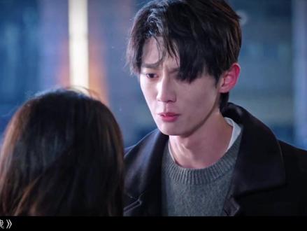 “从他表白那一刻,我就认定他了!”终极选择,刺痛多少意难平? #骄阳似我 #赵今麦 #宋威龙 #赖伟明 #电视剧解说 庄序在生日宴后终于鼓起勇气表白,却得知聂曦光早已与林屿森坚定相守。面对庄序对“不公平命运”的控诉,聂曦光坦言:爱情从不是等待的游戏,林屿森从表白那刻起就已赢得她的心。KTV外拉扯痛哭的遗憾,终在聂曦光扑向林屿森怀抱的瞬间被抚平。与此同时,林屿森正式受邀加入脑接口研究团队,并迎来沈舒公司的跨界合作邀约。旧爱画上句号,新的事业篇章与坚定的爱情正同步开启!他们携手的前路,还会有怎样的挑战与惊喜?