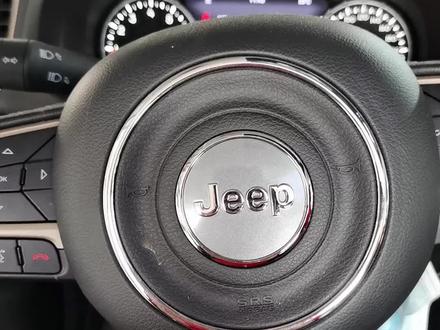 吉普自由侠顶灯拆卸,从后面撬开