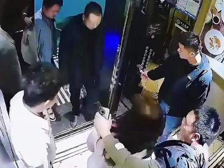 送餐机器人正要进电梯,男子一脚将其踢飞,最后赔了4500元