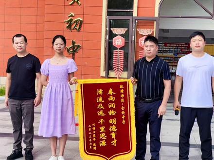 德兴高考文科状元何语心来金桥感恩母校,感谢初中三年辛勤的栽培#金榜题名#德兴市文科状元 #德兴金桥外国语学校 #德兴育才中学