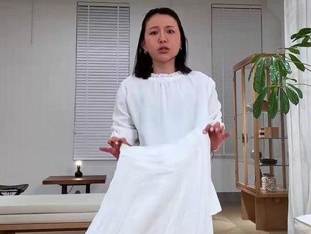 简约时尚花瓣半身裙,轻薄通透氛围感十足,不规则剪裁灵动别致。飘逸裙摆温柔显瘦,日常穿搭优雅气质,清爽百搭尽显柔美风情#百搭 #显瘦穿搭 #ootd穿搭 #夏季穿搭 #欢姐0220