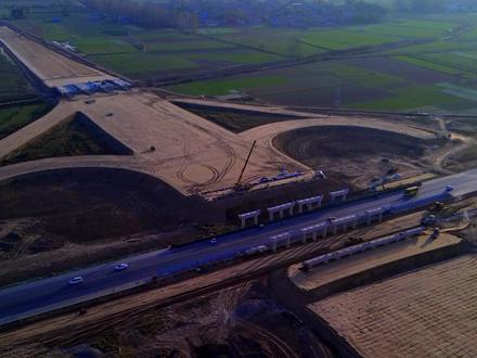 国道230封丘段(在建中) 通化—武汉公路(Tonghua-Wuhan Highway),简称“通武线”,中国普通国道网编号:G230,是连接吉林省通化市、湖北省武汉市的一条普通国道,途经辽宁、河北、天津、北京、河南等省级行政区,是《国家公路网规划》中的线路之一。封丘至开封黄河大桥段,路线全长24公里,是国家公路网规划中国道230跨越黄河的咽喉工程,也是河南省“十一纵十一横”公路网主骨架中一纵的重要组成部分。#家乡#基建#国道#封丘#黄河大桥