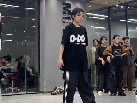 咱们六年级的一姐来啦👏动作太干净了!@ME 张子墨keira #张子墨keira #两三句编舞 #me街舞工作室 #me街舞