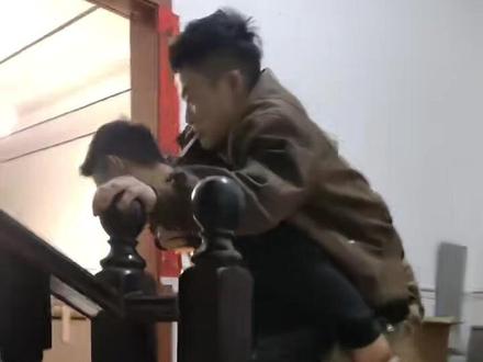 打麻将三缺一,把打了石膏的人背来凑数,哈哈哈哈🤣🤣🤣
#贵州麻将 #三缺一