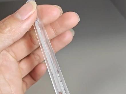 以前两三块一支的水银温度计
现在被炒到十几块一支
这波涨价够狠
原因是2026年1月1日
水银温度计要停止生产#体温计 #与辉同行 #水银温度计 #强烈推荐 #看过来