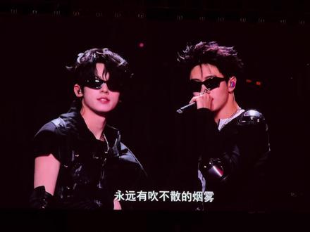 朝天门舞台大屏 我太帅咯 真的太帅了!很顶的舞台#荣耀之战 #朱志鑫 #左航 #top登陆少年组合 #现场演出