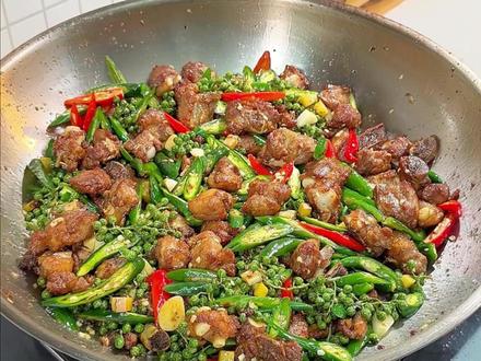 香气四溢的鲜青花椒生炒排骨,吃过一次就有无数次,又麻又香又入味!味道简直太巴适了#尖椒排骨#生煎排骨