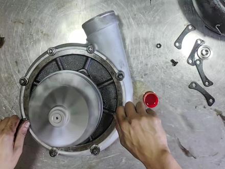 船舶潍柴6170,408马力,1000转速涡轮增压器漏油内部油道堵死,给老铁做个保养清理积碳,清理完看着舒服多了 #专业的事交给专业的人 #涡轮增压 #只做高品质 #抖音记录修理工的日常 #干着最脏的活挣最干净的钱 @GS