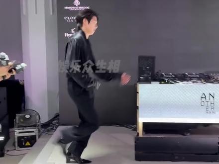 不愧是魏大勋也只有他能驾驭ysl家的衣服了!这一套穿起来个性又帅气!#魏大勋 #男生穿搭 #ysl #魏大勋反差魅力超绝 #魏大勋孟宴臣