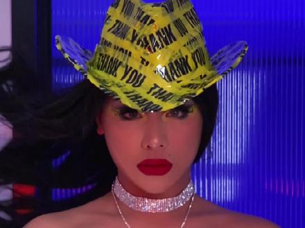 胶布一到手 巴黎世家你拥有#卡戴珊胶带衣亮相巴黎世家秀 #卡戴珊胶带衣挑战