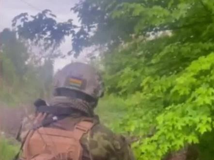 用上兵法了!面对乌军佣兵围攻劝降,俄军诱敌深入发起突击 #俄乌冲突 #孙子兵法