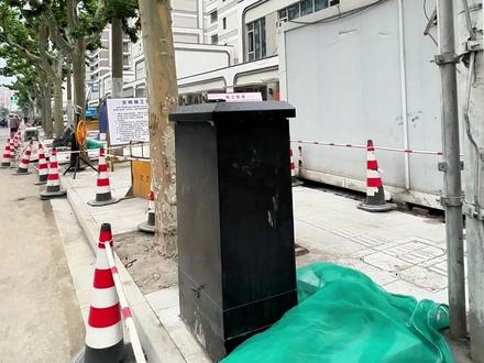 上海田林二村|原地重生老上海人的终极浪漫 在徐汇田林住了一辈子的人,大概最懂这份执念。
不是买不起新小区,是真的舍不得这片烟火气🌿
很多邻居问我,田林二村到底好在哪?
今天作为深耕田林多年的本地装修博主,好好聊聊我们身边这个特别的老小区。
▫️
回溯几十年,1958年的田林路,还是一片阡陌乡村。
当年为了上海仪表工业区的工人安家,田林新村拔地而起,田林二村就是实打实的老牌工人新村。
从最初的郊野村落,到商铺林立、六院落地、配套齐全的徐汇核心生活区,这里藏了几代上海人的青春与日常。
▫️
最让人感动的是:老房子旧了,但生活没有落幕。
别的老小区只能将就翻新,而我们田林二村,迎来了最完美的结局——整体原拆原建🏗️
原地推倒重建、户型全面优化、电梯入户、新增地下车库、采光格局全部升级!
不用背房贷换远郊新房,不用离开住了几十年的老街坊,
熟悉的地段、熟悉的邻居、熟悉的银杏夕阳,全部保留,只换全新的家。
这大概就是老上海人最踏实的幸福感。
▫️
最近小区大量业主陆续回搬交房,我接触了超多邻居。
大家的想法都一样:舍不得这片烟火,只想把新家装得舒服、耐看、贴合生活。
深耕田林二村专属装修多年,我太懂这里的户型特点,也懂老上海人的居住习惯✅
不做浮夸网红风,只做实用、通透、收纳拉满、适配本地人生活的落地装修。
旧房有温度,新家有质感。
在熟悉的田林路,装一套属于自己的全新房子,大概就是成年人最安稳的浪漫🌇
▫️
📍上海徐汇·田林二村
有本小区新房整装|局部改造|户型优化需求的邻居,欢迎随时交流~
#徐汇装修 #田林二村 #田林二村原拆原建 #上海老小区翻新 #旧房改造