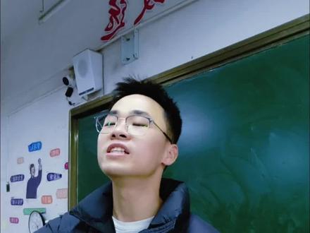 有些学生的零花钱每周过百,于是就会出现泡面代替米饭,饮料代替水,甚至出现偷家里面的钱。他们大多都是农村孩子,普通家庭,却对消费没有概念。希望通过这堂班会课,他们能够懂得父母之辛苦,钱的来之不易。#班主任 #班会 #零花钱管理 #记录校园日常