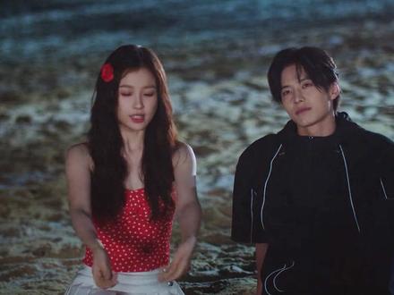 《双轨》细节伏笔盘点,还好剧里的六年只有一个镜头的那么长,不然我比他俩还要难熬啊!#双轨 #虞书欣 #何与 #了不起的精讲团 #影娱漫谈编辑部