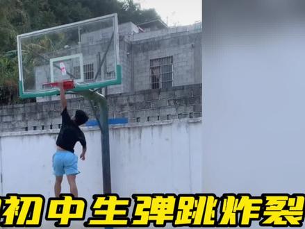 广西160初中生弹跳炸裂,穿拖鞋扣篮被称拖鞋战神#弹跳 #体育生