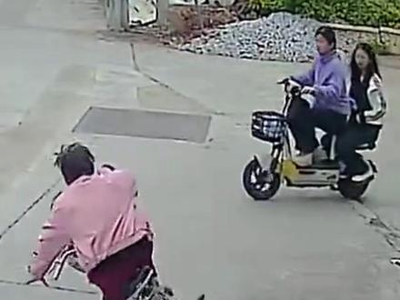 2月19日(报道),福建,女子骑自行车无接触摔倒,两初中生骑电动车经过将其扶起,女子称是被吓导致摔倒索赔22万,女孩母亲:孩子产生了严重的心理阴影。#2名初中生扶摔倒女子遭索赔22万 #女子骑车无接触摔倒索赔22万