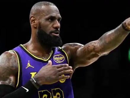 巨星伤退!东契奇左腿受伤痛苦返回更衣室,詹姆斯面对紧逼显慌乱 #詹姆斯 #东契奇 #NBA