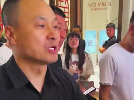 王老七怒怼粉丝 偶遇王老七开奔驰GLC #易车超级评测体系 #易车app