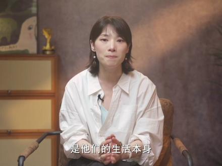 那年你写下了什么?复盘1977—2025年高考作文题 【大国之治·高考作文题】
我们复盘了从1977年恢复高考后到2025年,近五十年来的所有高考作文题。
发现它绝不仅仅是一道考试题,它的本质,其实是一个国家和它最年轻的一代人之间的精神对话。
它像是一封由国家写给每一届年轻人的信。这封信在告诉你,国家现在需要什么样的人?这个时代正在关心什么样的事?以及你作为即将踏入社会的成年人,应该具备什么样的思维方式?
如果你把这些题目按时间线排列起来,会发现,它们清清楚楚地映射出了这个国家在过去将近半个世纪里,每一个阶段的焦虑、期待和野心。
所以这一期,我邀请所有人一起,回到高考生的身份,重新做一遍过去几十年来那些最经典的作文题。带着我们已经在社会摸爬滚打多年的阅历,看看在现在的认知之下,我们是否有新的理解和感悟?也看看国家是如何通过高考作文题来和一代代青年人对话的?如果你还没有参加过高考,那更加欢迎你来感受这一份沉甸甸的国家重托。
#真财实学计划 #燃起来了大国重器 #高考守护者 #抖音精选高考应援联盟