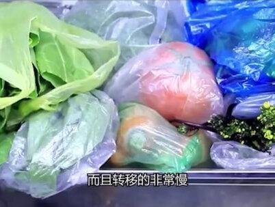 买鱼时,鱼贩子为啥用黑塑料袋装?这里的门道你知道几个? #黑塑料袋 #鱼贩子 #鱼 #涨知识 #科普