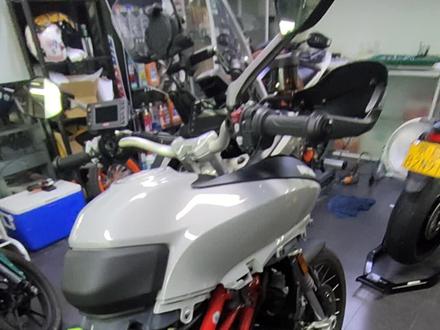 杜卡迪MTS950油箱外壳和边盖拆装。一定要小心油箱盖下面的两个油管,非常脆弱,断了就是3000多块。#摩托车爱好者 #爱摩托爱生活 #机车并不是你想像中的那么贵 #男人机车梦 #重机车