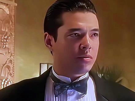 跟着中国电影学中文,我要验牌,给我擦皮鞋! #学中文 #Alex在中国 #外国人 #我要验牌 #给我擦皮鞋