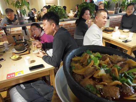 各位精神股东,脑筋急转弯,爸爸叫湖南,妈妈叫湖北,儿子叫什么?#美食 #脑筋急转弯#马小英鲜牛肉砂锅满城街店 #城市烟火气 #小年快乐