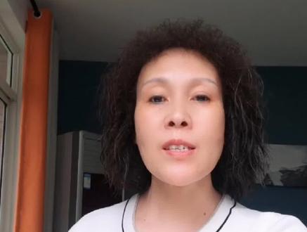 昨天有月嫂姐妹问我,为什么她带的宝宝睡眠时间少,一天也就睡10-12个小时左右,现在弄得是妈妈愁,奶奶愁,月嫂也愁,这可怎么办呢?到底是咋回事呢?
新生儿正常一天睡18-22小时。但每个宝宝的睡眠时间存在个体差异,有的一觉能睡几个小时,有的却只睡半小时或十几分钟。宝宝大脑兴奋性较高,就容易出现睡眠时间短
宝宝睡眠时间少要不要紧呢?一般情况不太要紧的,只要宝宝每天精神好,吃奶量正常,体重增长也正常,就不必担心。
宝宝睡觉少通常是由以下两个因素导致的,一是与遗传因素或母亲在怀孕期间宝宝在胎内的习惯因素所致。还有就是缺乏维生素D引起宝宝不愿意睡觉,或者睡眠不实。这就需要在成长过程当中多进行日光的照射,每天可以给宝宝晒晒太阳,是最有利于维生素D合成的一种方式,从而改善宝宝睡眠。
觉得对你有帮助就点赞收藏吧。#上热门抖音小助手 #每天学习一点点 #母婴 #母婴护理 #百亿流量扶持 #母婴知识 #育儿经验分享 #月嫂服务 #月嫂培训 #月嫂育婴师 #干货 #知识分享 #母婴育儿 #干货分享 #新生儿护理